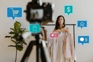 Read more about the article Fashion Influencers to Follow in 2024: Top Style Icons on Social Media
