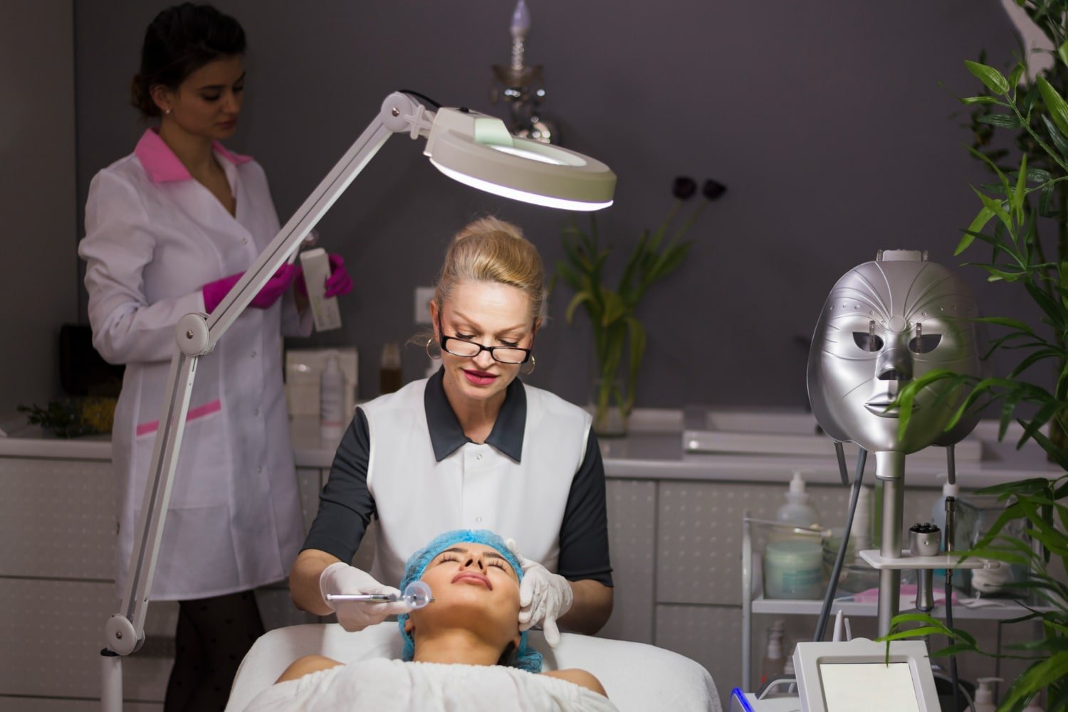 Dr. Doris Day MD: Skincare Tips from a Celebrity Dermatologist for Ageless Beauty