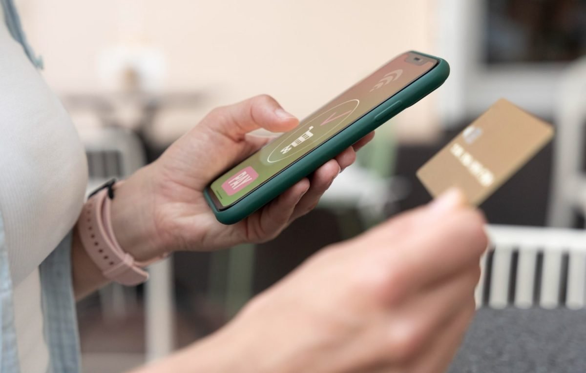 Ekster: Redefining Everyday Carry with Smart Wallets